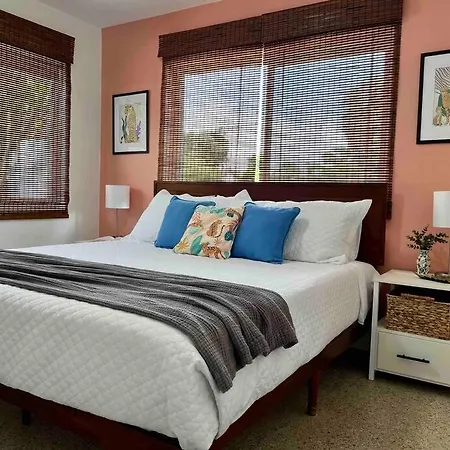 New! Tropical Hideaway Near Beach! Tons Of Parking